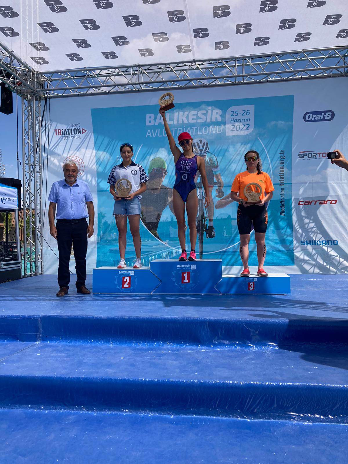 BÜYÜKŞEHİR SPORCUSU SELİNAY BAŞARIYA DOYMUYOR